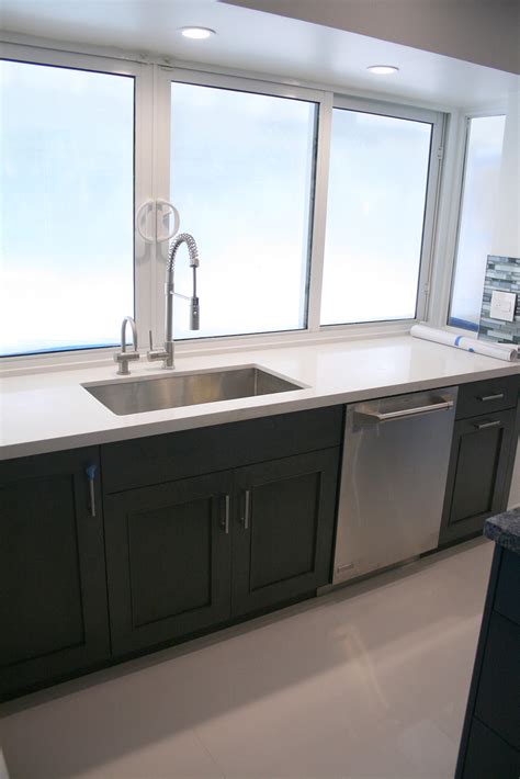 Our selection of backsplashes and wall tiles, countertops, and laminate offer durability and beauty without breaking the bank. U-Shaped Kitchen with Island in Kendall