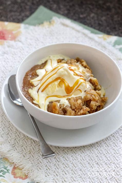 Add sliced apples to the greased instant pot. apple cobbler in bowl | Crock pot desserts, Crockpot ...