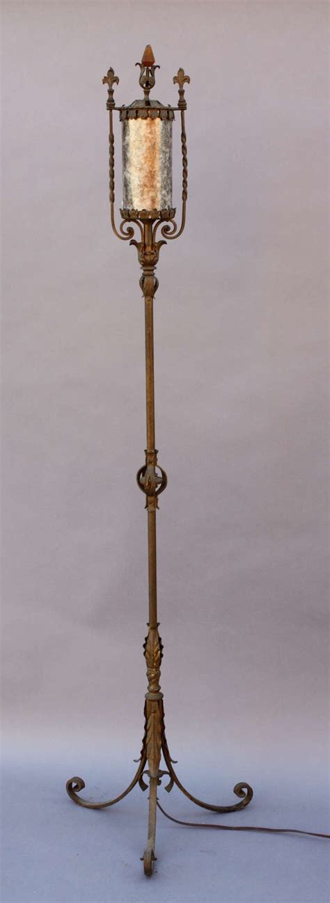 Tall, thin and graceful, the torchiere floor lamp is perhaps one of the most underrated types of floor lamps. 1920's Single Mica Torchiere Floor Lamp at 1stdibs