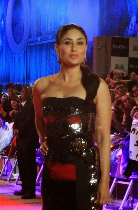 Fighting The Darkness Kareena Kapoor Super Sexy Cleavage Show In Black Dress At Film Ra One