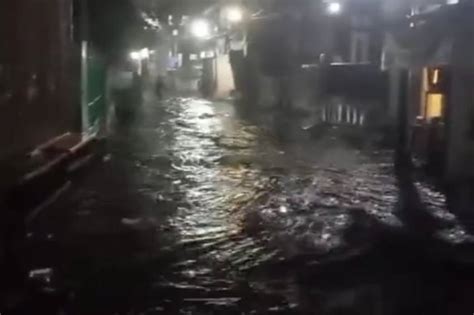 Hujan Deras Sejumlah Wilayah Di Kota Tangerang Banjir
