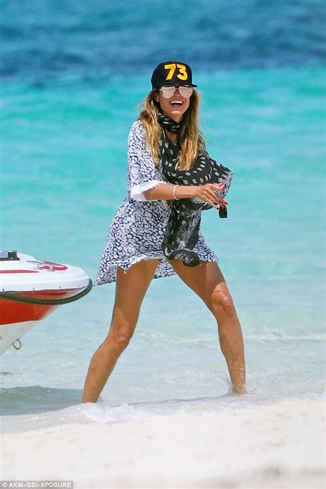 Heidi Klum Conceals Her Famous Figure Under A Kaftan Daily Mail Online