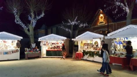 Des policiers armés de fusils d'assaut patrouillent sur site. Marché de noël de Châtelaillon-Plage — LesCréatrices.fr