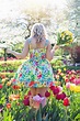 穿着花裙拿着郁金香花束的美女背影 - 免费可商用图片 - cc0.cn