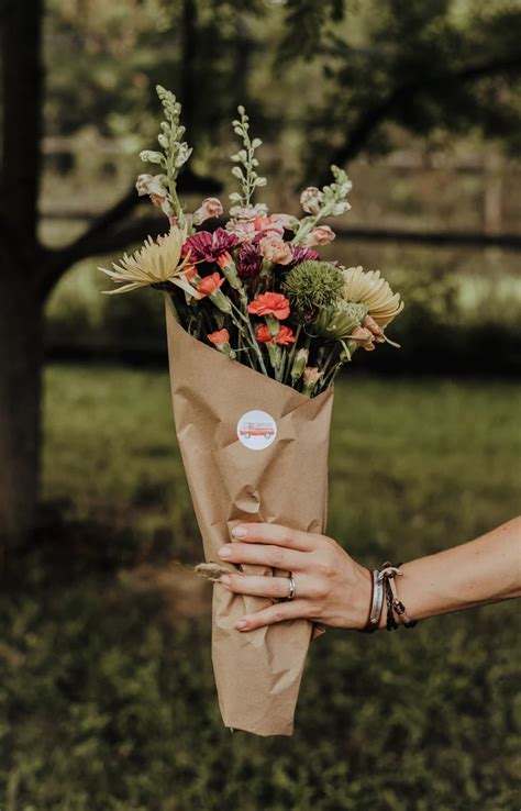 Beautiful Free Images And Pictures Unsplash Bouquet Bag Flowers