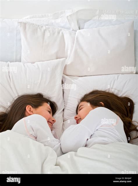 Deux Jeunes Filles Se Trouvant Dans Le Même Lit Photo Stock Alamy