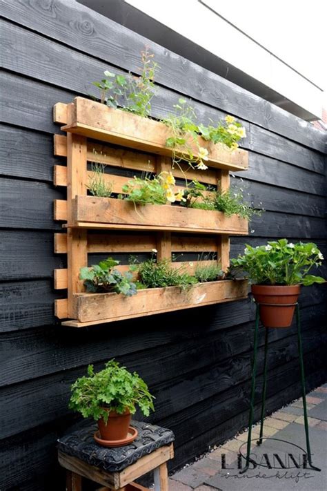 Pallet Planters And Pallet Couch Designs As Natural Outdoor Decors