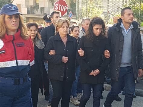 Folla Al Funerale Di Emanuele Reali Il Carabiniere Morto A Caserta