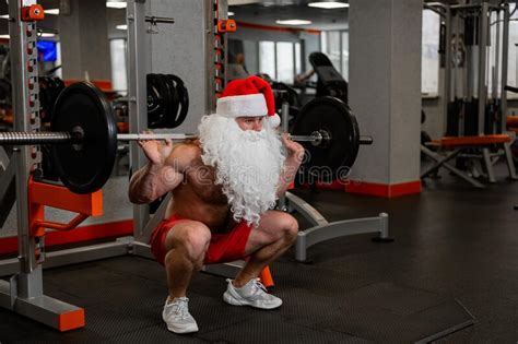 Santa Claus En El Gimnasio Hombre Musculoso Con Un Torso Desnudo Haciendo Ejercicios Con
