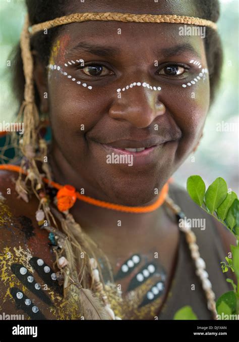 Tjapukai Woman Australian Aboriginal People Of The North Queensland Wet Tropics Stock Photo Alamy