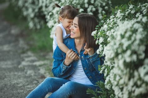 Linda Madre E Hija Juntas Familia Feliz Al Aire Libre Niñas En Flores