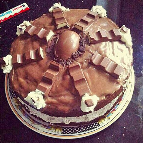 Die flüssige zartbitterschokolade sollte am rand des kuchens herunter laufen. Kinderschokolade-Torte von Perniyan | Chefkoch.de