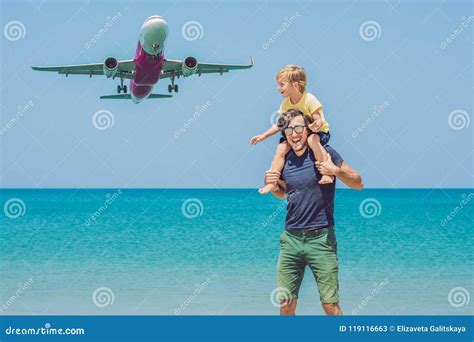 El Padre Y El Hijo Se Divierten En La Playa Que Miran Los Aviones De