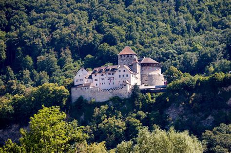 El castillo de Vaduz es uno de los dos existentes en Liechtenstein. El ...