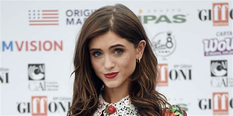 Stranger Things Star Natalia Dyer Says Her Younger Co Stars Are