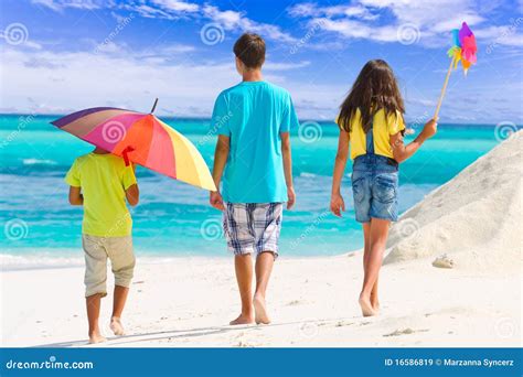 Tres Niños En La Playa Imagen De Archivo Imagen De Descalzo 16586819