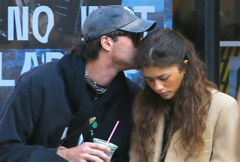 Stop what you're doing right now, because there's yet another clue that jacob elordi is zendaya's new boyfriend. Zendaya Boyfriend 2021 / Zendaya On Euphoria Malcolm And ...