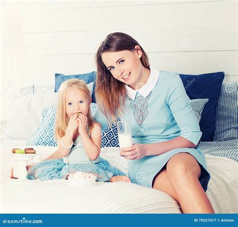 Madre E Hija Que Se Sientan En La Cama Imagen De Archivo Imagen De