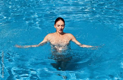 Beautiful babe nude woman in swimming pool Stock 写真 Adobe Stock