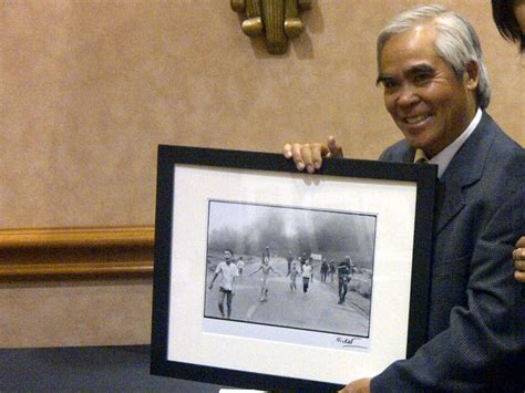 Nick Ut Napalm Girl Photographer Honored For 51 Year Career