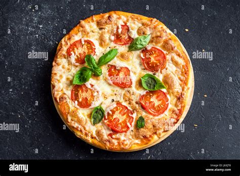 La Pizza Margherita In Pietra Nera Di Sfondo Vista Dallalto Pizza