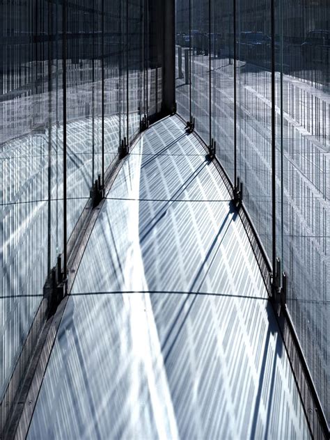Working in different locations in the united kingdom, delivery of this lighting design project was a team effort james developed the concept work and the drawings after many meeting the finally realized project is very close to our original design. Glass lens, London - by James Carpenter, USA ...