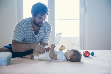 Un Padre Se Hace Viral Con La Foto Cambiando El Pañal A Su Hijo Para