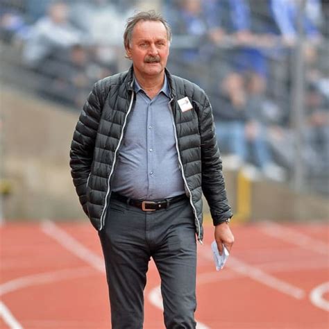 Um im profifußball mitwirken zu können, entschied er sich früh für eine laufbahn als trainer. Neururer bringt sich auf Schalke ins Gespräch - Baum und ...