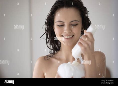 inhalt junge frau in der dusche stehend gel auf puff auftragen stockfotografie alamy