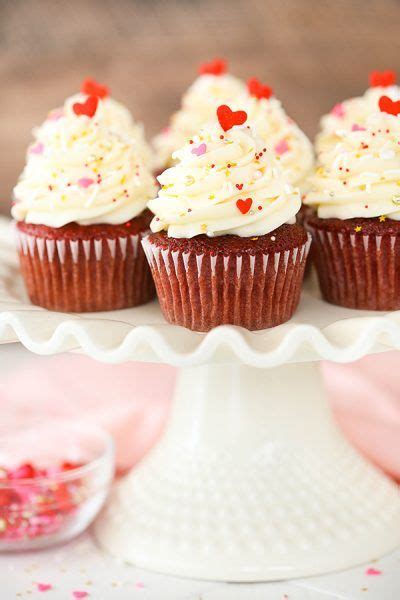 Bright red, perfect, velvety sponge with fluffy cream cheese frosting. Red Velvet Cupcakes | Red velvet cupcakes