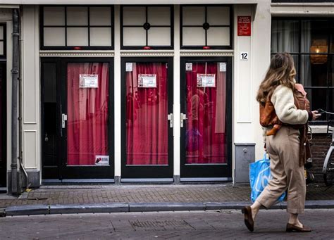 amsterdam wil deel prostitutie verplaatsen van de wallen naar een erotisch centrum