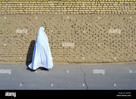 White Chador Hi Res Stock Photography And Images Alamy