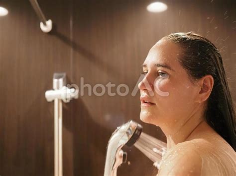 シャワーを浴びる外国人女性 No 24480656｜写真素材なら「写真ac」無料（フリー）ダウンロードok