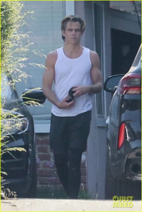 Photo Chris Pine Shows Off His Muscles Leaving Thw Gym 05 Photo