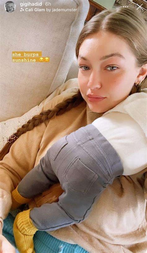 ونشرت حديد على حسابها في إنستغرام الأحد صورة لابنتها مع محمد حديد، وعلقت عليها قائلة: جيجي حديد وابنتها تشارك متابعيها أول صورة سيلفي لهما