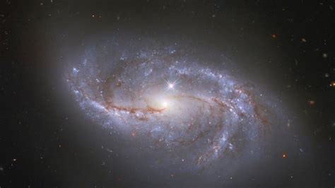 También llamado arp 12, tiene aproximadamente 62,000 años luz de diámetro, más pequeño que la vía láctea por un margen justo. Astronomers Discover First Look-Alike of Our Milky Way ...
