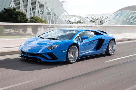 Lamborghini Aventador Vs Bugatti Chiron Who Wins