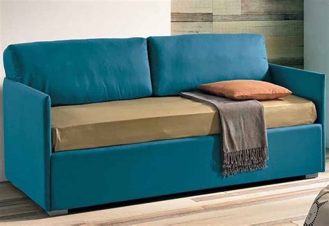 Il letto a divano in cameretta avere un divano in cameretta è molto bello perché permette ai ragazzi di fermarsi a chiacchierare e usare il letto singolo anche durante il giorno, come fosse un salotto, oppure di leggere e studiare stando sul letto comodamente appoggiati alla spalliera. Divano letto singolo Roma | Roma Arredamenti