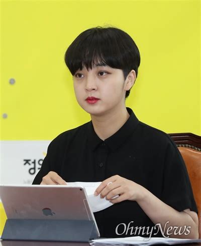 류호정 정의당 의원이 입고 국회 본회의에 등장해 논란이 된 분홍 원피스가 '완판'된 것으로 알려졌다. 류호정 : ì •ì ⃜ë‹¹ ë¹„ë¡€ëŒ€í'œ 1ë²ˆ ë¥⃜í⃜¸ì ...
