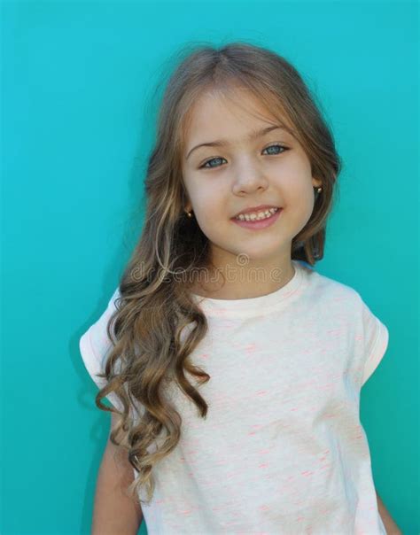 Portret Van Mooi Meisje Op Blauwe Achtergrond Stock Afbeelding