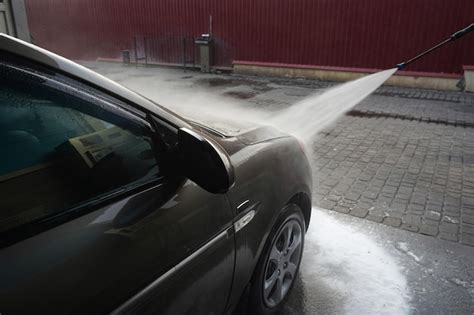 Lavado De Autos Limpieza De Un Auto Con Agua A Alta Presión En Un Lavadero De Autos Foto Premium