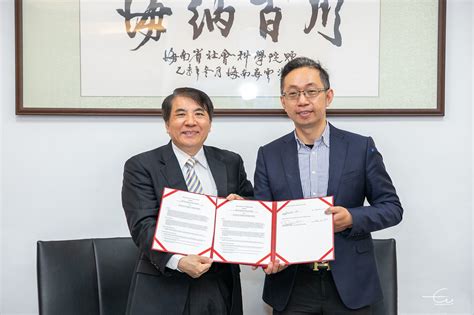 据英国《镜报》报道，英格兰球员对阵克罗地亚比赛前在场上单膝跪地的动作，遭遇了来自部分球迷的嘘声，但欢呼声淹没了嘲笑声。 一项新的調查 查詢拜訪 发现，尽管三狮军团的球员、索斯盖特請俅 懇俅，崾俅 球迷支持他们的姿態 姿勢 ，仍有 27% 的英格兰球迷反对他们在赛前单膝跪地。 本校與英國西英格蘭大學締結姊妹校 雙聯學制推動國際化