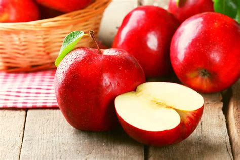 تفسير حلم التفاح الأحمر في المنام للعزباء