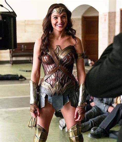 Gal Gadot Sexy Dans Le Costume De Wonder Woman Photo Sexiz Pix