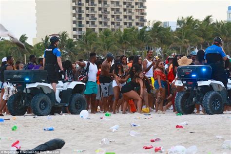Miami Police Face Off With Spring Break College Students Daily Mail Online