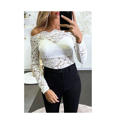 Le body blanc en dentelle présente un décolleté en v et de fines bretelles. Body col bateau en dentelle blanc. Mode femme pas cher