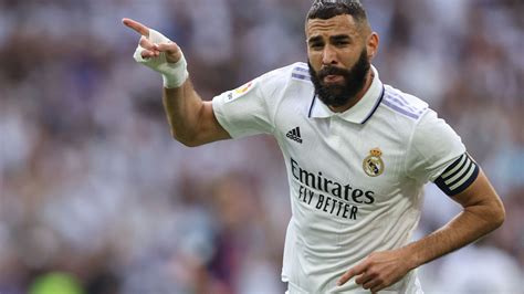 Why Does Karim Benzema Wrap A Bandage Around His Hand France Superstar