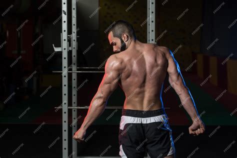 Hombre Musculoso Flexionando Los Músculos Lado Triceps Pose Foto Premium
