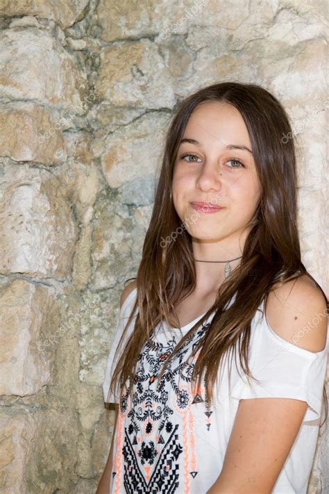 Una Linda Chica Adolescente De A Os Sonriendo A La C Mara Fotos De Stock Oceanprod