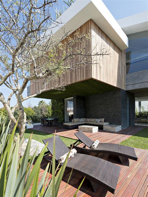 Original diseño de fachada de casa moderna. Planos de casa grande con piscina | Construye Hogar
